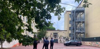 Prof accoltellata a Roma da studente 13enne, la vittima in ospedale: “Che spavento, non me lo aspettavo”