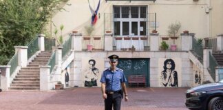 Prof accoltellata a Roma, il piano del 13enne: a scuola con coltelli da sub e telefono sul casco per filmare l’agguato
