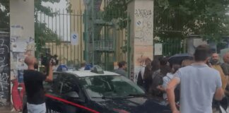 Prof accoltellata a Roma, la testimonianza di uno studente: “Il 13enne indossava casco, ha colpito con coltello e con due pugni”