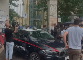 Prof accoltellata a Roma, la testimonianza di uno studente: “Il 13enne indossava casco, ha colpito con coltello e con due pugni”