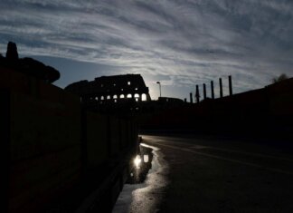 Roma, nella notte incidente al Colosseo: muore operaio di 22 anni