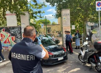 Roma, studente 13enne spruzza spray urticante e accoltella la prof: vittima non in pericolo di vita