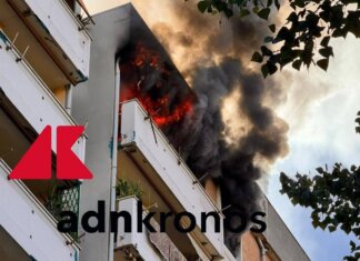 Roma, violento incendio in un palazzo: salvate tre persone