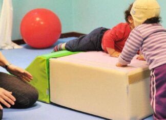 Schiaffi, minacce e umiliazioni a bimbi: sospesa educatrice asilo nido