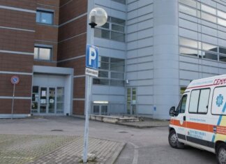 Sei feriti nello scontro fra due auto a Marciano della Chiana Ambulanza