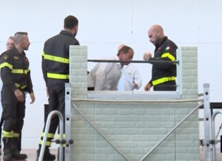 Ricostruzione morte David Rossi: “Aggredito da almeno due persone, ha tentato di aggrapparsi al bordo finestra” Ricostruzione morte David Rossi: "Aggredito da almeno due persone, ha tentato di aggrapparsi al bordo finestra"