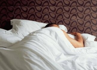 Sonno difficile e stanchezza appena svegli, è colpa dell’orologio biologico: ecco 5 regole per resettarlo