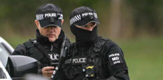 Sventato attentato in Gran Bretagna, esplosivi vicino a una base Raf a Fairford: chi sono i 5 arrestati