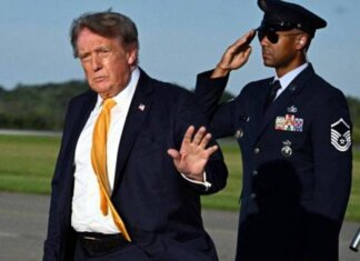 Trump cambia look, addio ciuffo biondo: i capelli castani scatenano il web