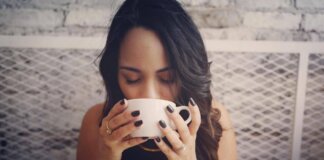 Tumori, con caffè o tè bollente rischio cancro esofago più alto: “Meglio tiepido”
