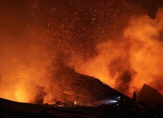 Ucraina ancora sotto attacco russo: raid su stazioni di servizio a Kiev, colpito mercantile a Odessa
