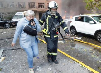 Ucraina, attacco nella notte a Kiev: danni e incendi. Zelensky: “8000 truppe nordcoreane in Russia”