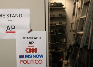 Usa, giudice ordina a Trump lo stop al bando dei media: “Riammetta alla Casa Bianca Cnn, MsNow e Politico”