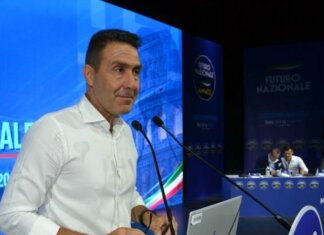 Vannacci a Meloni e centrodestra: “Mi faccio vedere meglio, così non perdete tempo nel tentativo di inseguirmi” Vannacci a Meloni e centrodestra: "Mi faccio vedere meglio, così non perdete tempo nel tentativo di inseguirmi"