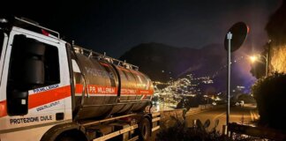 Vasto incendio a Positano provoca frana su strada ‘Amalfitana’, al lavoro vigili del fuoco