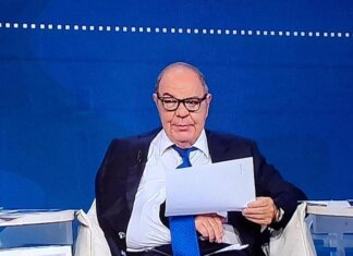 Vespa in onda con fasciatura al braccio e volto tumefatto: “Ho fatto una rovinosa caduta”