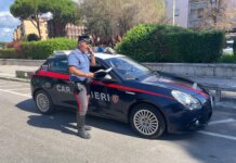 Botte e minacce alla moglie anche davanti alle figlie: 26enne finisce in manette