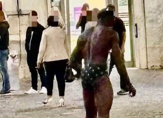 Pontedera, si spoglia in pieno Corso e tira calci e pugni: la scena finisce sui social