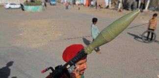 Yemen, gli Houthi conquistano Mayyun e attaccano base in Arabia Saudita: alta tensione nel Mar Rosso