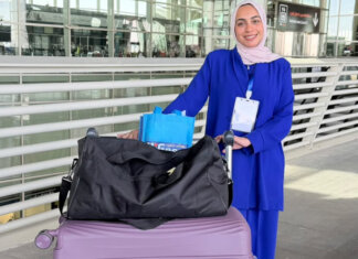 L’Università di Pisa accoglie Engy Abdelal: la reporter da Gaza studierà Scienze per la Pace angy-areoporto