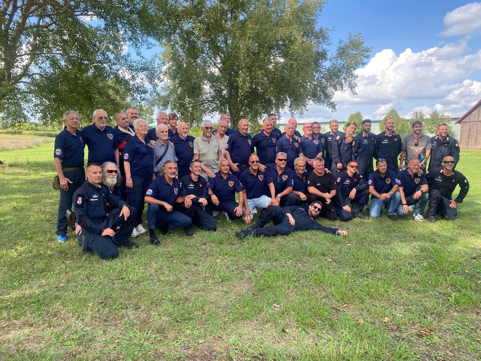 I veterani con gli atleti del centro sportivo e i colleghi dell'esercito della Folgore