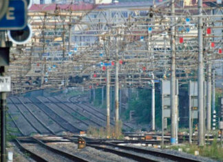 Treno merci esce dai binari e urta la coda di un regionale: paura e disagi sulla linea Aretina