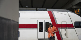 In Toscana l’abbonamento del treno costerà la metà per tutto ottobre Uomo in stazione