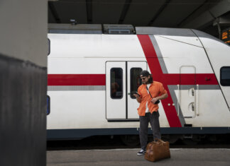 In Toscana l’abbonamento del treno costerà la metà per tutto ottobre Uomo in stazione
