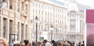iPhone 18, in coda dall’alba a Milano. Pioggia di critiche social: “Per un posto di lavoro non farebbero quella fila”