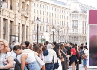 iPhone 18, in coda dall’alba a Milano. Pioggia di critiche social: “Per un posto di lavoro non farebbero quella fila”