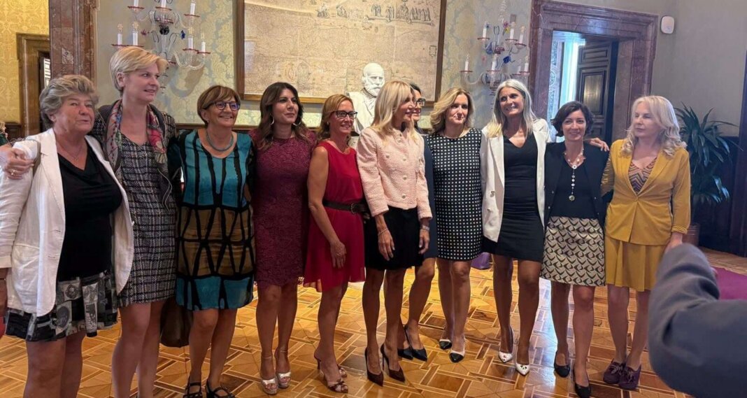 Senatrici in minigonna contro Tajani e Vannacci: 
