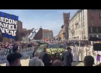 ‘Ciao Sandro’, a Milano l’ultimo saluto a Mazzola: l’arrivo del feretro alla basilica di