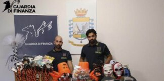 Maschere e travestimenti senza marchio Ce: sequestrati oltre 10mila articoli di Halloween a Poggibonsi