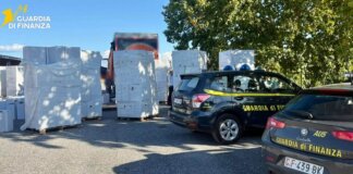GDF scopre fabbrica clandestina di sigarette nel Viterbese, 8 arresti