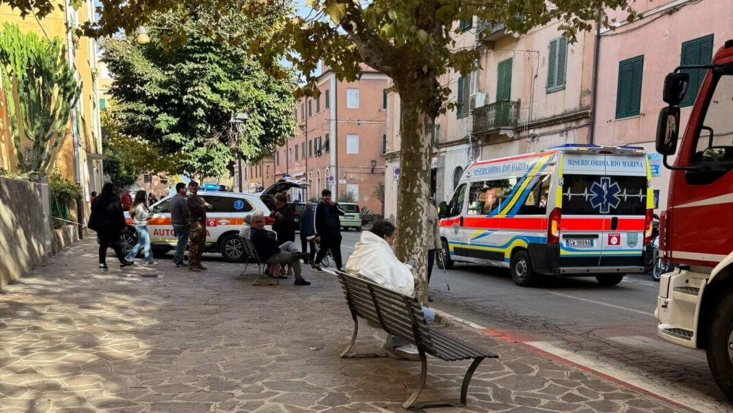 Incendio a Rio Marina, due passanti salvano una donna