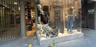 Pisa, un’altra vetrina rotta: è il terzo negozio colpito in un mese