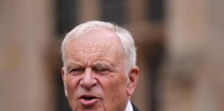 Addio a Jeffrey Archer, lo scrittore britannico da oltre 300 milioni di copie: aveva 86 anni, la sua vita tra politica e scandali