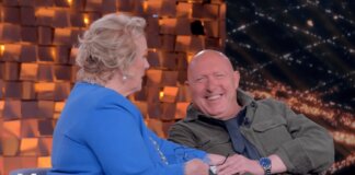 Alex Baudo, l’abbraccio con Katia Ricciarelli e il ricordo di papà Pippo: “Ho scoperto a 30 anni di essere suo figlio”