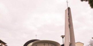Bomba tra i fiori davanti alla chiesa: il ritrovamento choc durante la festa parrocchiale