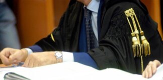 Cade sulle assi di legno al cimitero di Soffiano e si frattura anca e femore: risarcimento di oltre 30mila euro