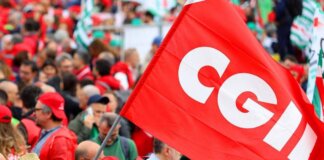 Cgil scende in piazza, in migliaia a Roma per ‘La via maestra’: “Lavoro, pace, Costituzione”