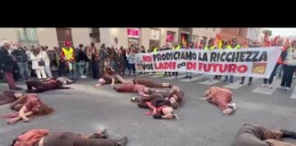 Cortei a Roma, donne ‘morte’ a terra per raccontare il massacro di Gaza