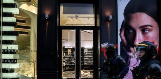 Cosmetici, smartphone e abiti firmati: il bottino dei saccheggi in vendita su Vinted