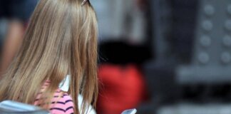 Dolore o tensione alla nuca, alle spalle e alla parte alta della schiena, cos’è il ‘text neck’ o collo da smartphone