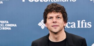 Eisenberg dribbla domanda su elezioni americane: “Provo disagio a parlarne”. E Moore non risponde