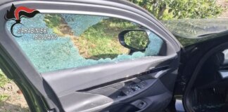 Bolzano, spacca il finestrino e fugge in bici con un martello: denunciato un 24enne Furto auto