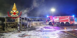 Firenze, incendio in deposito Autolinee Toscane: 12 bus distrutti e 7 danneggiati