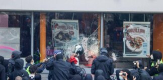 Francia, 855 fermi dopo disordini. Allarme da Parigi: “Non abbiamo risorse per contrastare i saccheggi”