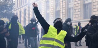 Francia, Gilet Gialli: “Domani in piazza, solo i regimi vietano le proteste”
