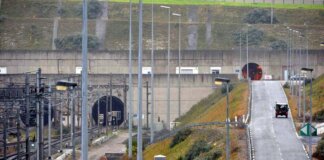 Francia, minibus si scontra con treno fermo all’ingresso del tunnel della Manica: 19 feriti di cui 5 gravi